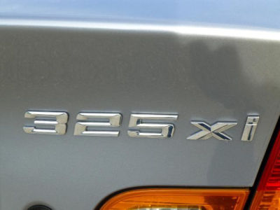 2004 BMW 325  xi