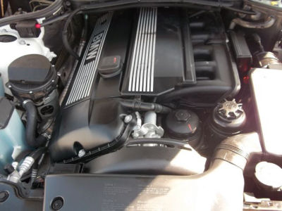 2004 BMW 325  xi