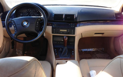 2004 BMW 325  xi