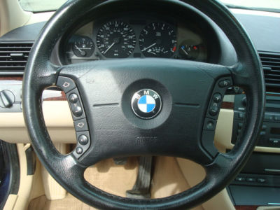 2004 BMW 325  xi