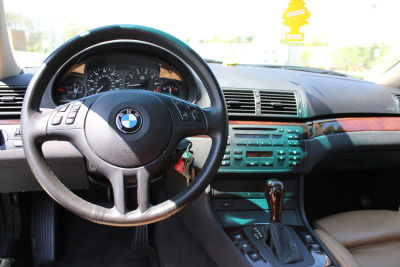 2004 BMW 325  i