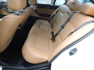 2004 BMW 325  xi