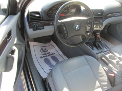 2003 BMW 325  iT