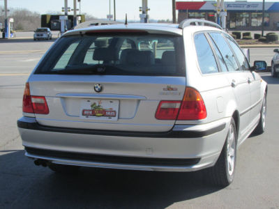 2003 BMW 325  iT