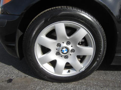 2003 BMW 325  xi