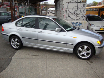 2003 BMW 325  xi