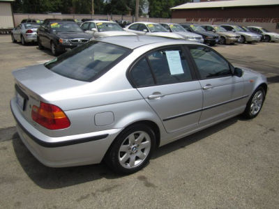 2003 BMW 325  xi