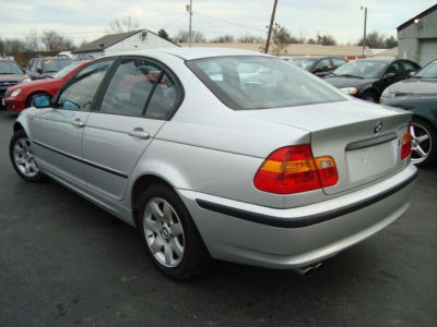 2004 BMW 325  xi