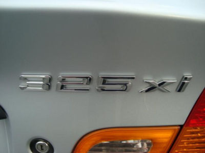2004 BMW 325  xi