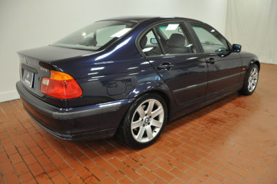 2001 BMW 325  i