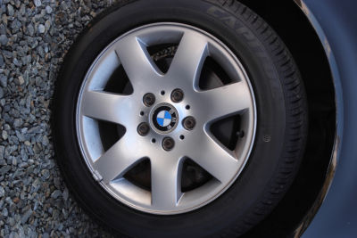 2002 BMW 325  i