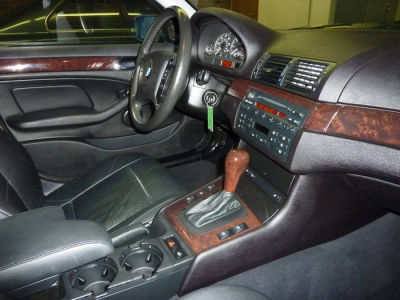 2004 BMW 325  xi