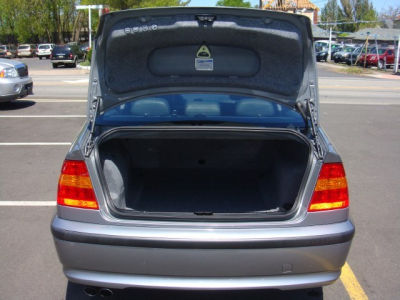 2004 BMW 325  i