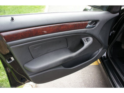 2005 BMW 325  xi