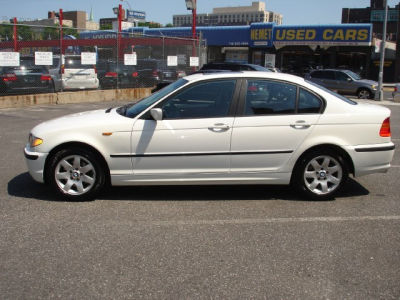 2002 BMW 325  xi