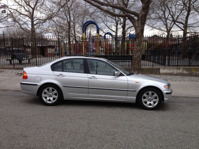 2004 BMW 325  i