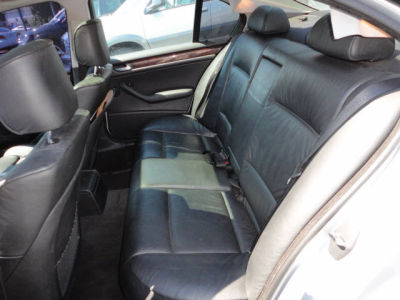 2001 BMW 325 i