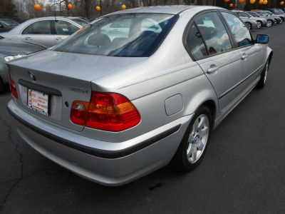 2004 BMW 325  i