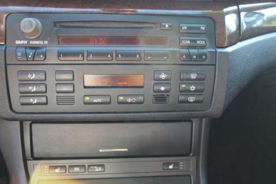2004 BMW 325  xi