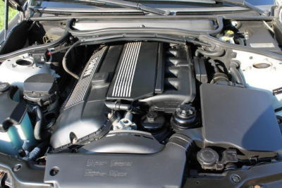 2004 BMW 325  xi