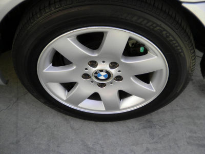 2004 BMW 325  i
