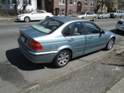2002 BMW 325  xi