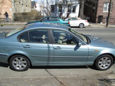 2002 BMW 325  xi