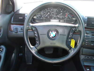 2003 BMW 325  xi
