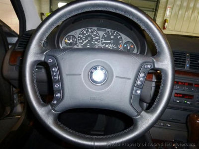 2005 BMW 325  xi