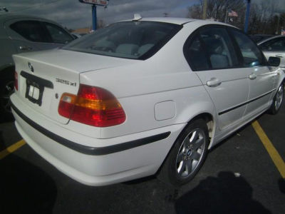 2004 BMW 325  xi