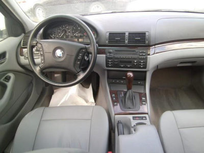 2004 BMW 325  xi