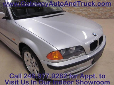 2001 BMW 325  xi