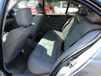 2002 BMW 325  i