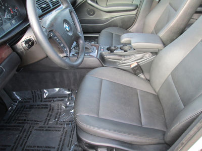 2003 BMW 325  xi -
   Cars.com </title>
   <meta name="title" content="2003 BMW 325  xi - Cars.com"/>
   <meta name="description" content="Listed on Cars.com