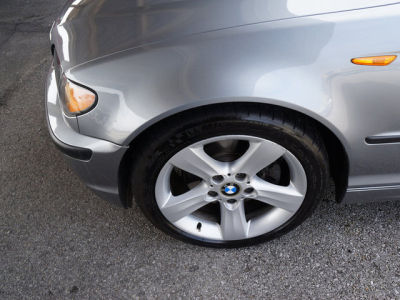 2004 BMW 325  i -
   Cars.com </title>
   <meta name="title" content="2004 BMW 325  i - Cars.com"/>
   <meta name="description" content="Listed on Cars.com