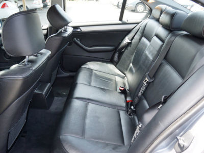 2004 BMW 325  i -
   Cars.com </title>
   <meta name="title" content="2004 BMW 325  i - Cars.com"/>
   <meta name="description" content="Listed on Cars.com