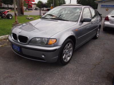 2004 BMW 325  xi -
   Cars.com </title>
   <meta name="title" content="2004 BMW 325  xi - Cars.com"/>
   <meta name="description" content="Listed on Cars.com