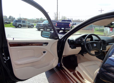 2005 BMW 330  xi