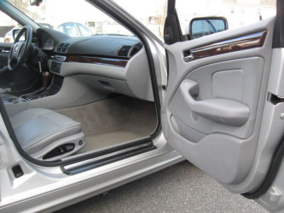 2004 BMW 330  xi
