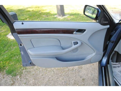2005 BMW 330  xi