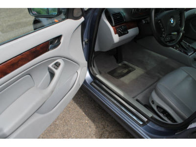 2005 BMW 330  i