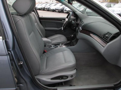 2004 BMW 330  xi