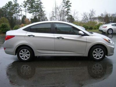 2012 Hyundai Accent  GLS