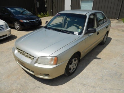 2001 Hyundai Accent  GL -
   Cars.com </title>
   <meta name="title" content="2001 Hyundai Accent  GL - Cars.com"/>
   <meta name="description" content="Listed on Cars.com