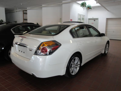2010 Nissan Altima  3.5 SR
