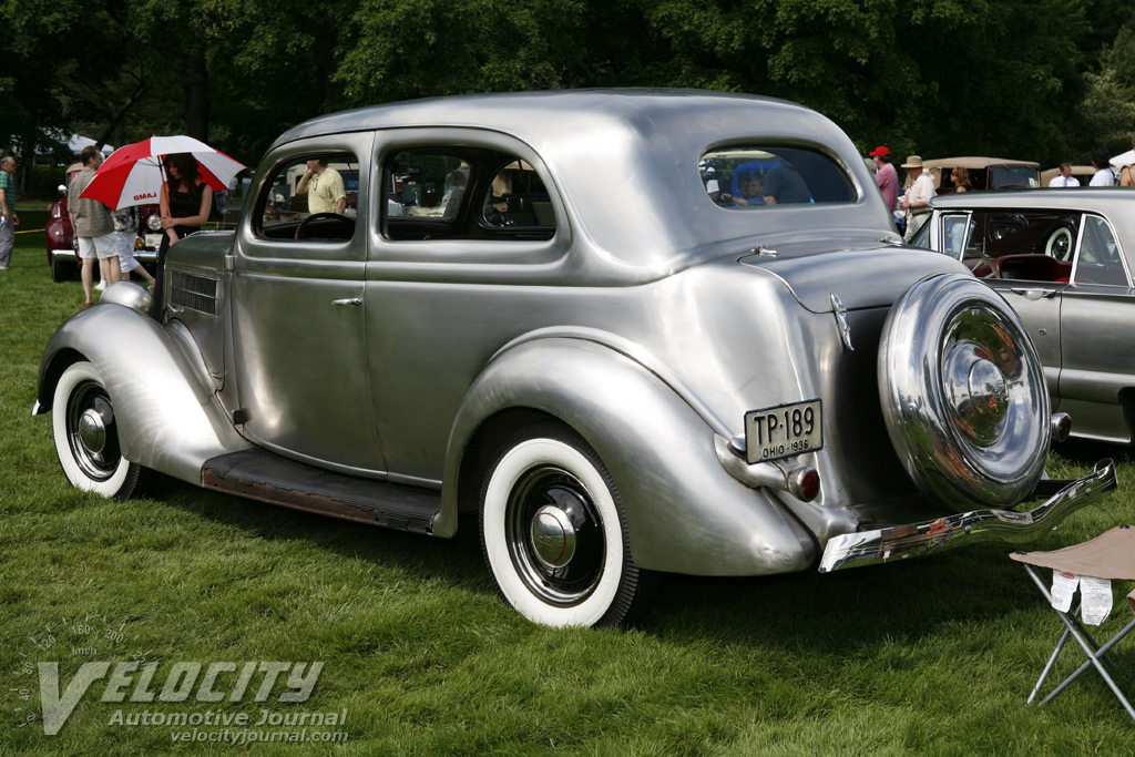 Ford Deluxe sedan