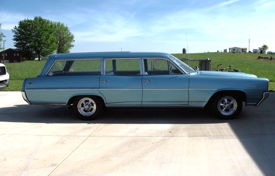 Pontiac Catalina safari wagon