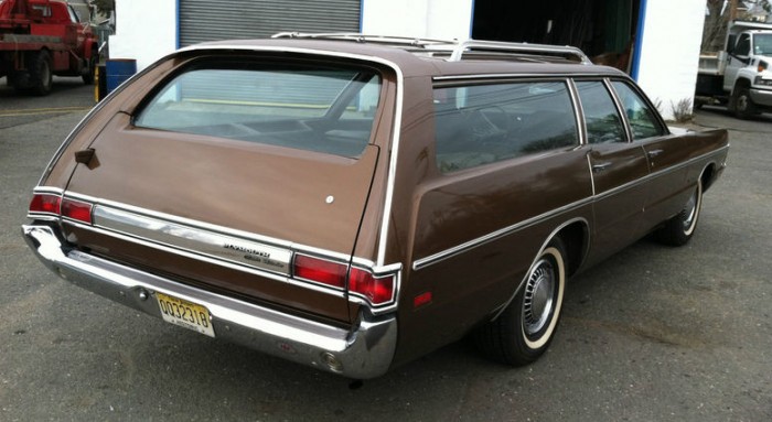 Plymouth Belvedere Custom Suburban 2dr wagon