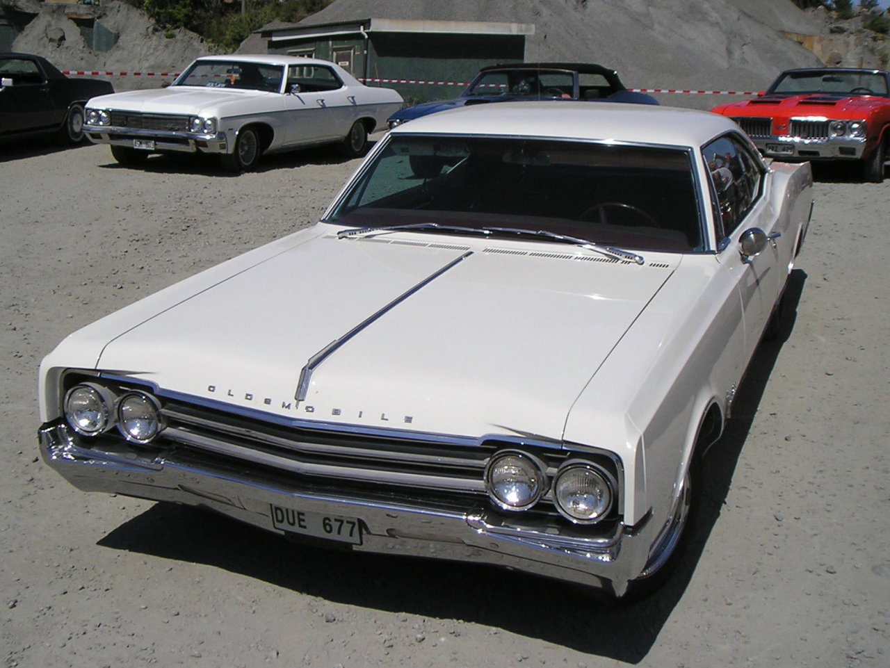 Oldsmobile Delta 88 2dr HT