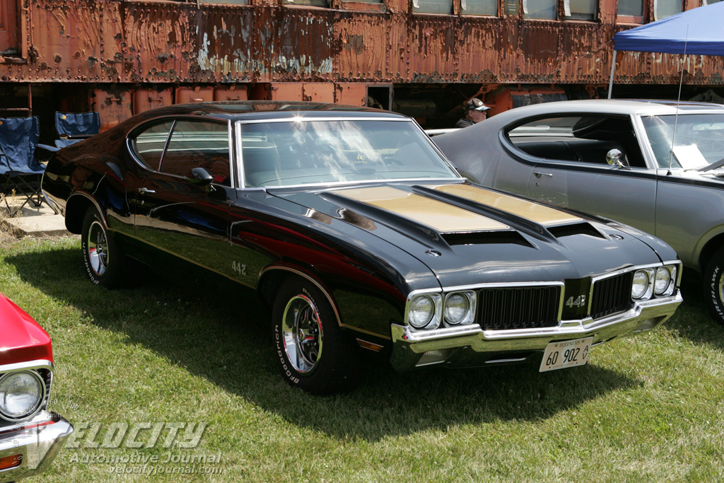 Oldsmobile 4-4-2 coupe